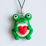 آویز موبایل قورباغه قلب‌به‌دست