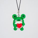 آویز موبایل قورباغه قلب‌به‌دست