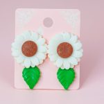 گوشواره گل سفید برگ‌دار